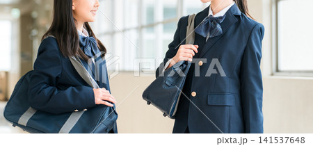 学校の廊下にいる制服姿の女子中学生,女子高生 学校の廊下にいる制服姿の女子中学生,女子高生 141537648