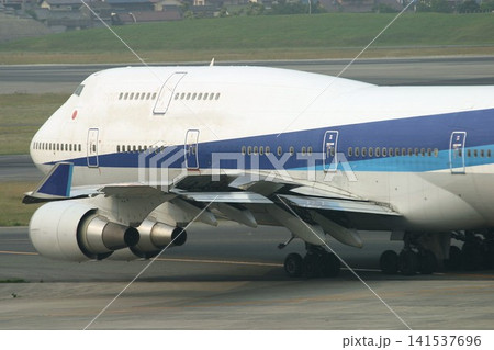 B747の主翼にあるフラップとスポイラー B747の主翼にあるフラップとスポイラー 141537696