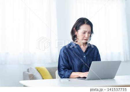 デスクワーク中に困った表情をする中高年女性 141537735