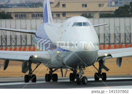 滑走路へ進入中のB747 滑走路へ進入中のB747 141537802