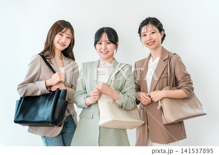 オフィスに並ぶ笑顔のビジネスウーマン(働く女性,ワーキングウーマン,ワーキングママ) オフィスに並ぶ笑顔のビジネスウーマン(働く女性,ワーキングウーマン,ワーキングママ) 141537895