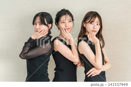 スキンケア,美容,美白イメージの黒衣装の女性(ビューティー,化粧,メイク) スキンケア,美容,美白イメージの黒衣装の女性(ビューティー,化粧,メイク) 141537949