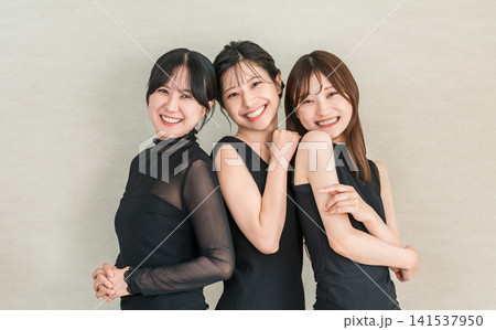 スキンケア,美容,美白イメージの黒衣装の女性(ビューティー,化粧,メイク) スキンケア,美容,美白イメージの黒衣装の女性(ビューティー,化粧,メイク) 141537950