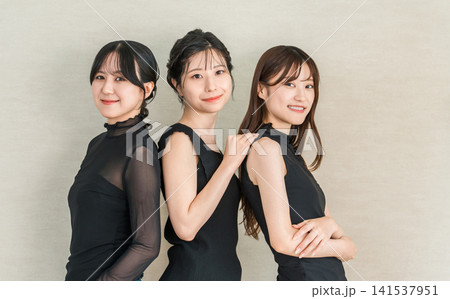 スキンケア,美容,美白イメージの黒衣装の女性(ビューティー,化粧,メイク) スキンケア,美容,美白イメージの黒衣装の女性(ビューティー,化粧,メイク) 141537951