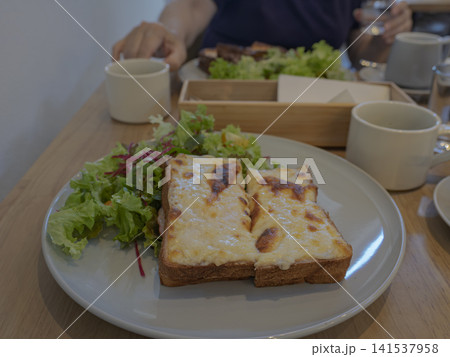 喫茶店の朝、とろけるチーズの至福トースト 喫茶店の朝、とろけるチーズの至福トースト 141537958