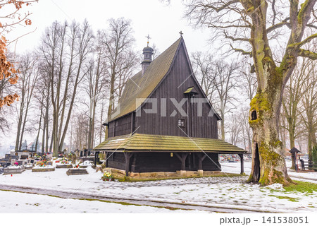 世界遺産 リプニツァ・ムロヴァナの聖レオナルド木造聖堂と冬の雪景色の墓地 ポーランド 141538051