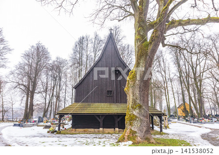 世界遺産 リプニツァ・ムロヴァナの聖レオナルド木造聖堂と冬の雪景色の墓地 ポーランド 世界遺産 リプニツァ・ムロヴァナの聖レオナルド木造聖堂と冬の雪景色の墓地 ポーランド 141538052