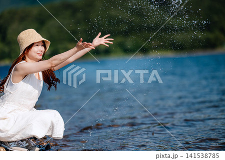 水遊びをする女の子 141538785
