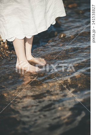 湖の水辺で素足を浸す女性の足元 湖の水辺で素足を浸す女性の足元 141538827