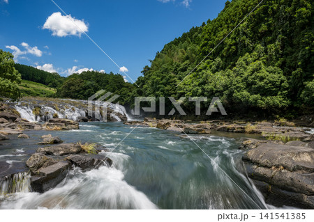 菊池渓谷の下流に流れる水量豊富な横滝の絶景 141541385