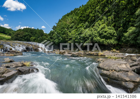 菊池渓谷の下流に流れる水量豊富な横滝の絶景 菊池渓谷の下流に流れる水量豊富な横滝の絶景 141541386