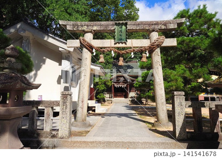吉田松陰を祀る「松陰神社」の境内風景です。風格のある木造の大鳥居 吉田松陰を祀る「松陰神社」の境内風景です。風格のある木造の大鳥居 141541678