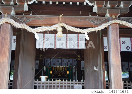 吉田松陰を祀る「松陰神社」の境内風景です。風格のある木造の大鳥居 吉田松陰を祀る「松陰神社」の境内風景です。風格のある木造の大鳥居 141541681