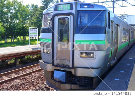サッポロビール庭園駅に入線する快速エアポート 733系電車（北海道恵庭市） 141544835