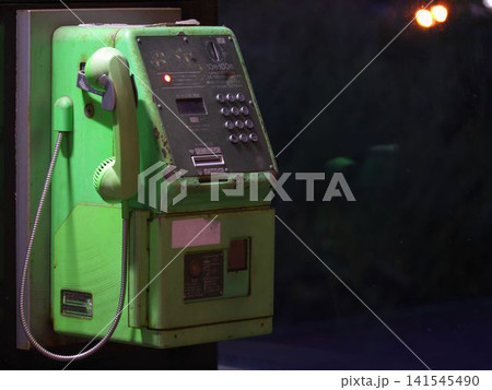 古いカード式公衆電話機 141545490