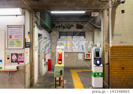 JR鶴見線・国道駅 古い高架橋下の無人駅 改札 JR鶴見線・国道駅 古い高架橋下の無人駅 改札 141546665