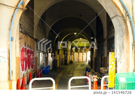JR鶴見線・国道駅 古い高架橋下の無人駅 JR鶴見線・国道駅 古い高架橋下の無人駅 141546726