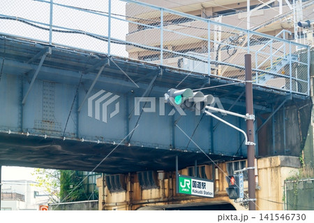 JR鶴見線・国道駅 古い高架橋下の無人駅 JR鶴見線・国道駅 古い高架橋下の無人駅 141546730
