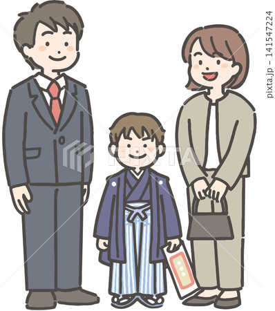 七五三で紋付袴を着た子ども（5歳）と家族 141547224