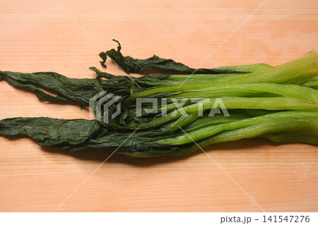 まな板の上の茹でた小松菜 まな板の上の茹でた小松菜 141547276