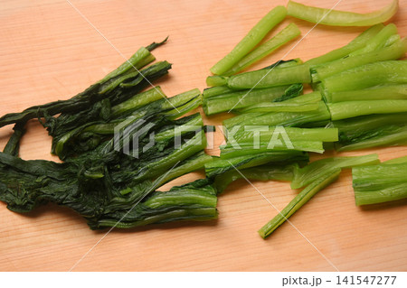 まな板の上の茹で小てカットした小松菜 まな板の上の茹で小てカットした小松菜 141547277