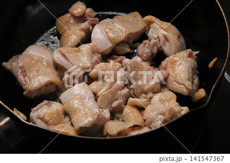 鳥肉を焼いている様子 鳥肉を焼いている様子 141547367