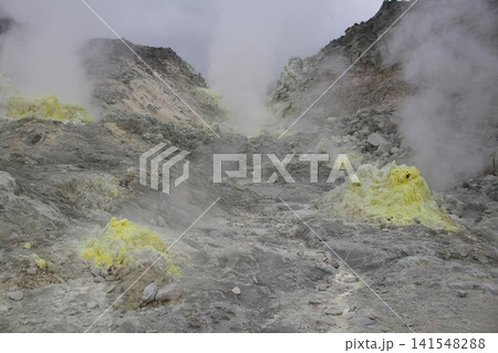 北海道 川湯温泉 硫黄山（アトサヌプリ）の噴気と硫黄の火山景観 141548288
