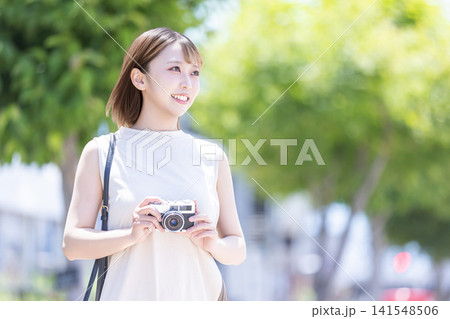 カメラを持った女性 カメラを持った女性 141548506