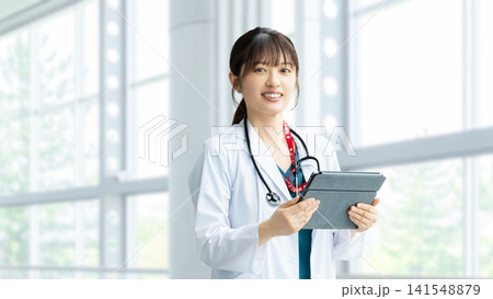 タブレットを持つ医療スタッフの女性 タブレットを持つ医療スタッフの女性 141548879