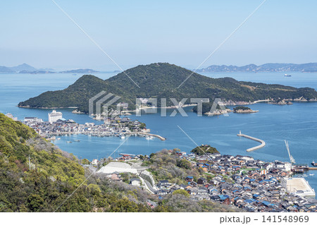 広島県福山市　晴天の鞆の浦と周辺の街並み 141548969
