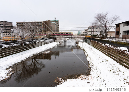 雪景色の野川と京王線 柴崎駅と国領駅の間 東京都調布市菊野台 雪景色の野川と京王線 柴崎駅と国領駅の間 東京都調布市菊野台 141549346