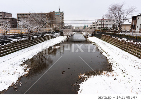 雪景色の野川と京王線の線路 柴崎駅と国領駅の間 東京都調布市菊野台 雪景色の野川と京王線の線路 柴崎駅と国領駅の間 東京都調布市菊野台 141549347