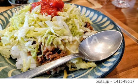 沖縄名物 タコライス レタスとサルサソース添え 141549517