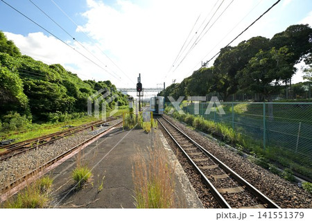 ローカル線の駅に電車が近づいてくる 141551379