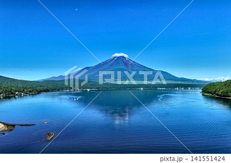 山梨県山中湖と富士山を捉えた空撮写真 山梨県山中湖と富士山を捉えた空撮写真 141551424