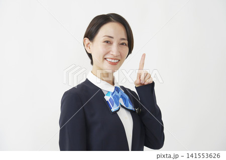 右を指差すミドル女性スタッフ　白背景 141553626