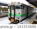 富良野駅に停車しているキハ40ディーゼル車両 141553666