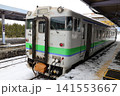 富良野駅に停車しているキハ40ディーゼル車両 141553667