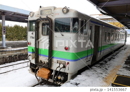 富良野駅に停車しているキハ40ディーゼル車両 141553667