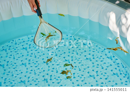 Cleaning inflatable pool with net Cleaning inflatable pool with net 141555011