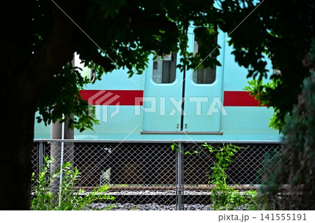 ローリングシャッター歪みの出た電車の写真 141555191