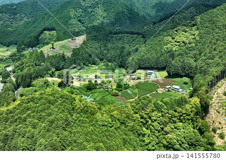 静岡県静岡市山間部の茶畑と集落を捉えた空撮写真 静岡県静岡市山間部の茶畑と集落を捉えた空撮写真 141555780