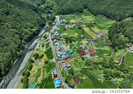 静岡県静岡市の山間集落と茶畑を捉えた空撮写真 静岡県静岡市の山間集落と茶畑を捉えた空撮写真 141555784