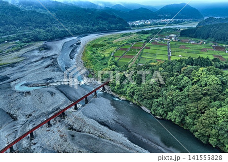 静岡県島田市の霧立ち込める山間の川と赤い橋を捉えた空撮写真 静岡県島田市の霧立ち込める山間の川と赤い橋を捉えた空撮写真 141555828