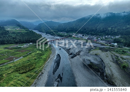 静岡県島田市の大井川と赤い橋を望む山間部の空撮写真 静岡県島田市の大井川と赤い橋を望む山間部の空撮写真 141555840