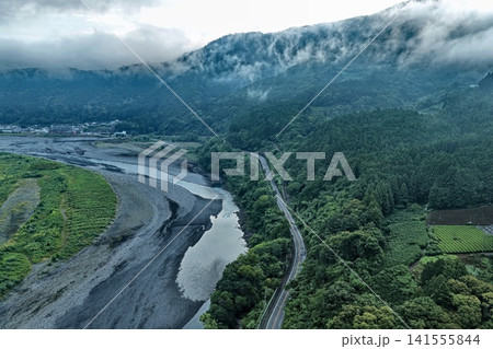 静岡県島田市の川と山並みを捉えた早朝の空撮写真 静岡県島田市の川と山並みを捉えた早朝の空撮写真 141555844