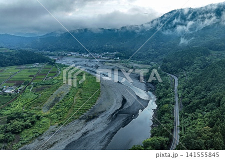 静岡県島田市の大井川河原と山間の田畑を捉えた早朝の空撮写真 静岡県島田市の大井川河原と山間の田畑を捉えた早朝の空撮写真 141555845