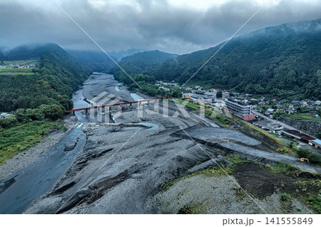 静岡県島田市の大井川と赤い橋を望む山間部の空撮写真 静岡県島田市の大井川と赤い橋を望む山間部の空撮写真 141555849
