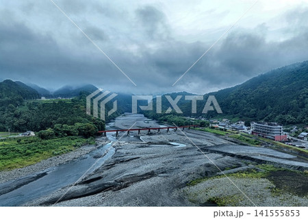静岡県島田市の大井川と赤い橋を俯瞰した空撮写真 静岡県島田市の大井川と赤い橋を俯瞰した空撮写真 141555853