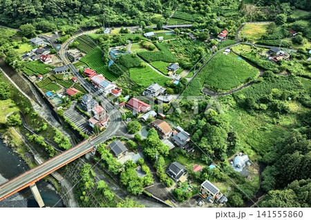 静岡県川根本町の茶畑と農村集落を捉えた空撮写真 静岡県川根本町の茶畑と農村集落を捉えた空撮写真 141555860